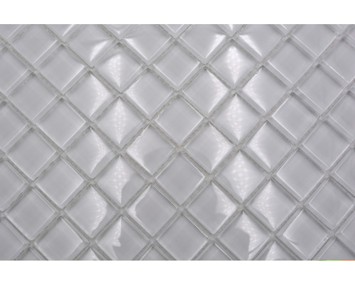 Detaljbild av en vit glasmosaikplatta med kvadratiska element