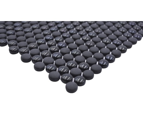 Mosaikplattmatta med runda, glänsande stenar