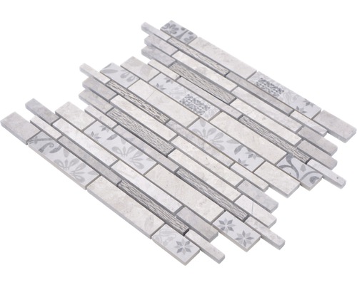 Mosaikplattor med blommönster och trästruktur