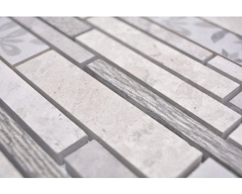 Detaljbild av en mosaikplatta med avlånga och kvadratiska element