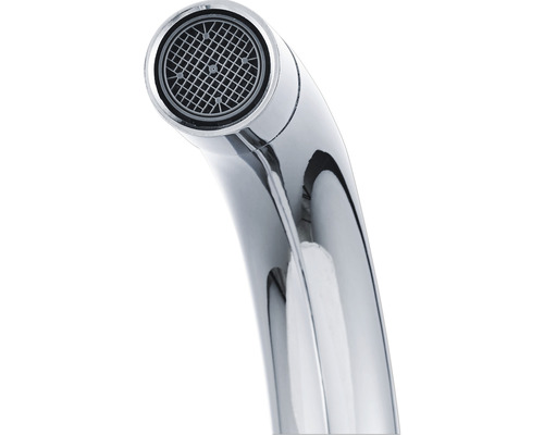 Detaljbild av en vattenkranpip med perlator