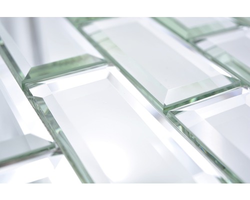 Närbild av rektangulära glasmosaikplattor