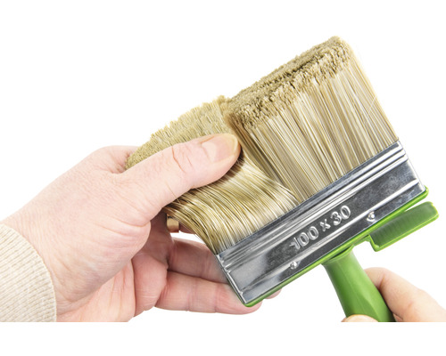 En limpensel som mäter 100 gånger 30 millimeter hålls av en hand.