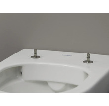 Detaljvy av en vit Duravit toalett med fästbultar