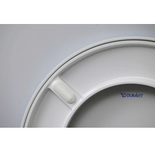 Detaljbild av en Duravit toalettlock av sanitetskeramik