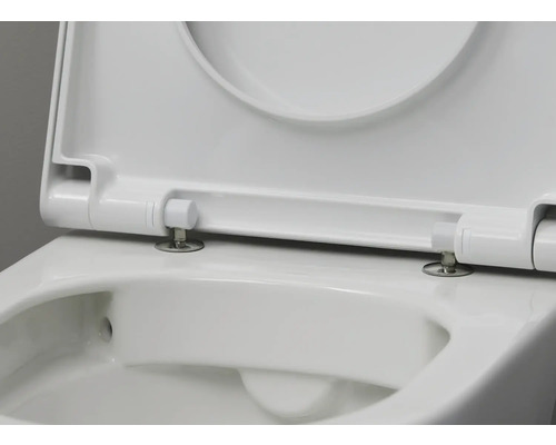 Detaljvy av en vit toalettsits med öppet lock
