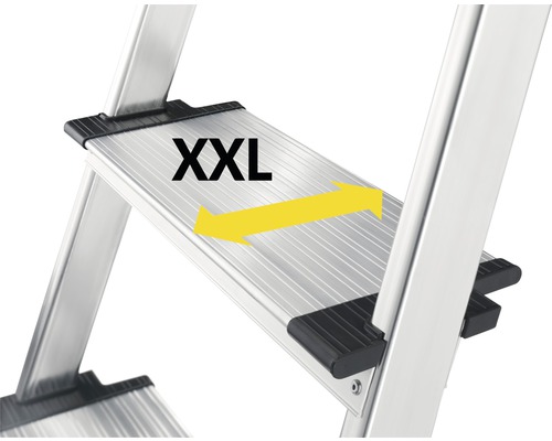 Detaljvy av ett trappsteg på en stege med inskriptionen XXL och en pil som betonar stegets bredd.