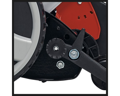 Detaljvy av gräsklippare med hjul och mekanism