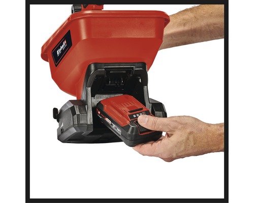 Sätta i ett Einhell-batteri i ett trädgårdsredskap