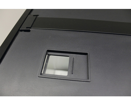 Detaljvy av ett svart akvarielock med en rektangulär öppning.