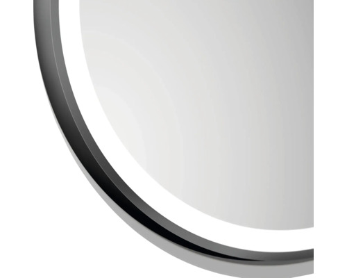 Detaljvy av en rund spegel med ram