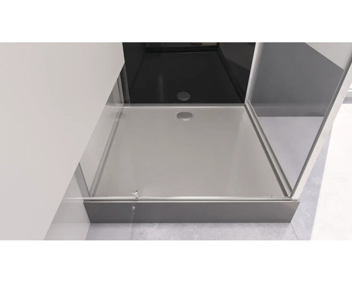 Dusch i marknivå med duschkar och duschvägg