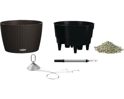 Bild av en flätad blomkruka, en växtinsats med fötter, ett dräneringsskikt, en fuktmätare och ett bevattningssystem.