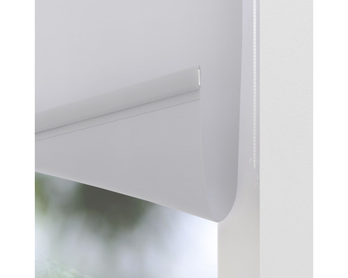 Närbild av en vit fönsterrullgardin med kedjedrift