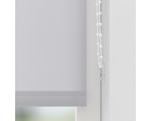 Rullgardin med kedjedrag vid fönstret