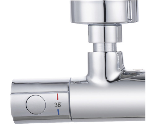 Närbild av en kran med temperaturregulator och 38 graders indikator