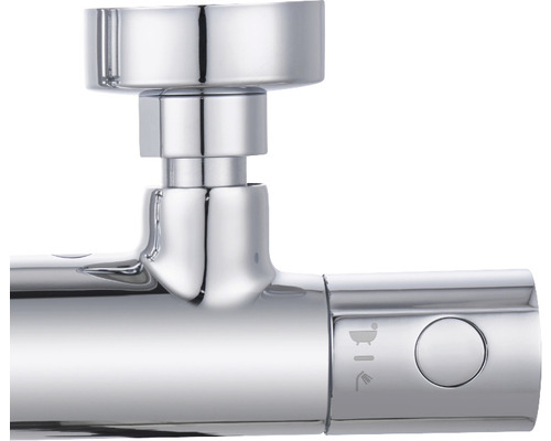 Detaljbild av en kromad duschtermostat med badkars- och duschsymbol