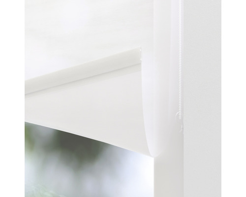 Detaljvy av en vit rullgardin med kedjedrag för fönsterdekoration