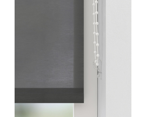 Mörkgrå rullgardin med kedjedrag vid fönstret