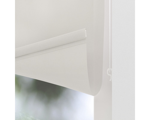 Detaljvy av en vit rullgardin med kedjedrag för fönsterdekoration