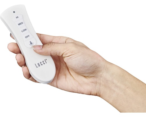 Hand håller Lucci takfläkt fjärrkontroll