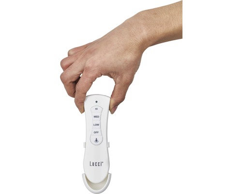 En hand håller en Lucci-fjärrkontroll med inställningarna hög, medium, låg, av och ljus.