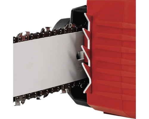 Detaljvy av en motorsåg med svärd och kedja