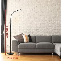 Läslampa med LED och måtten 1400 mm höjd och 735 mm bredd i vardagsrummet