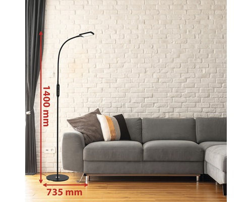 Läslampa med LED och måtten 1400 mm höjd och 735 mm bredd i vardagsrummet