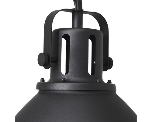 Detaljvy av en hängande metallampa