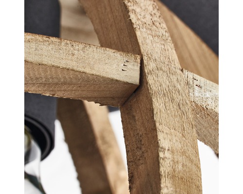 Detaljbild av träförbindelser i en träkonstruktion