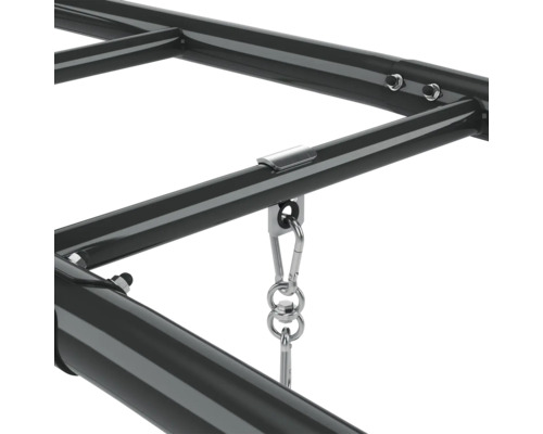 Detaljvy av en metallram med upphängning för en hängmatta eller hängstol