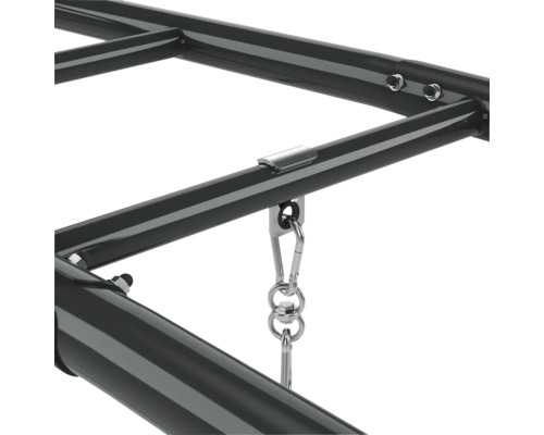 Detaljvy av en svart metallram med silverfärgade krokar för fastsättning