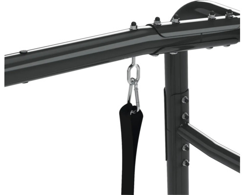 Detaljvy av en fitnessmaskin med karbinhake