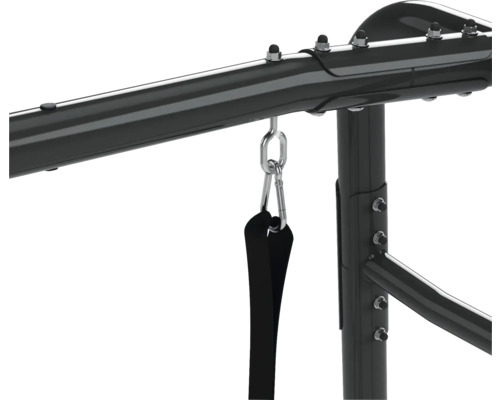 Detaljbild av en svart dragstång med karbinhake och ögla