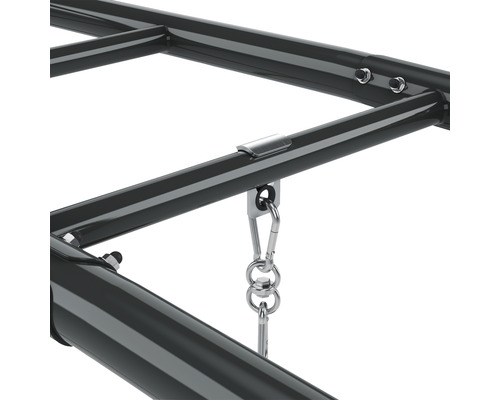 Detaljvy av en studsmatteram med fjädrar för att fästa hoppduken.