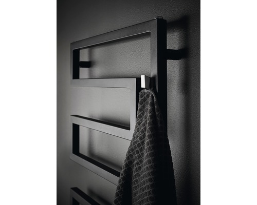 Handduk hänger på en svart handdukstork