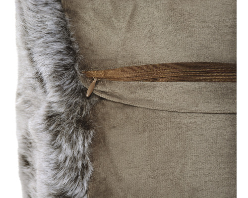 Prydnadskudde med konstgjord päls och dragkedja