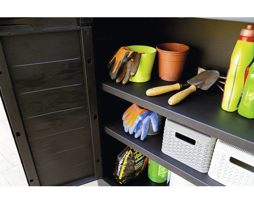 Öppet trädgårdsskåp med hyllor, fyllt med trädgårdsredskap, planteringskärl och trädgårdstillbehör