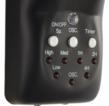 Närbild av en fläkts kontroller med strömbrytare för på/av, oscillation och timer, plus hastighetsinställningar.