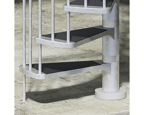 Detaljbild av en spiraltrappa med metallsteg och ett centralt stöd