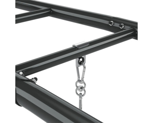 Detaljvy av en metallram med upphängningsmekanism för en gunga