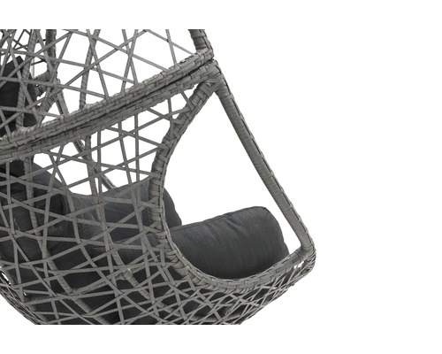 Detaljvy av en grå, flätad hängfåtölj med kuddar.