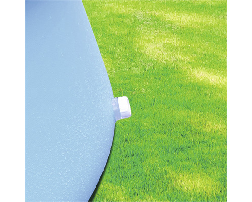 Närbild av en pool med en avtappningsventil på en gräsmatta