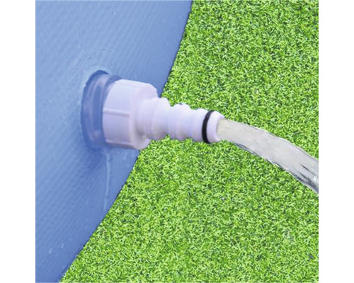 Närbild av ett poolavlopp med slanganslutning och vattenflöde