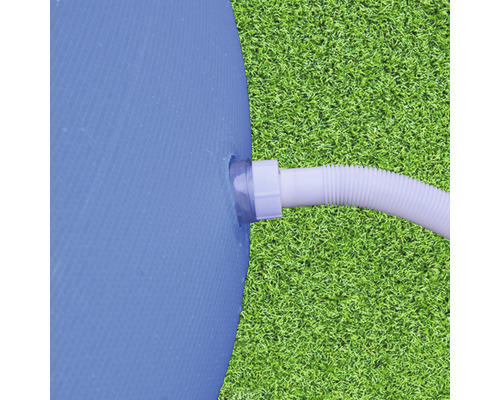 Detaljvy av en pool med ansluten slang på gräsmatta