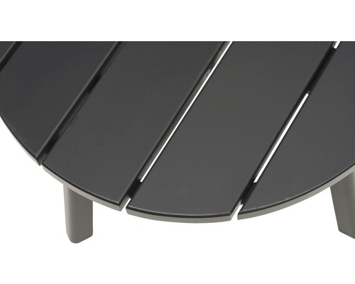 Detalj av ett runt trädgårdsbord med ribbmönster