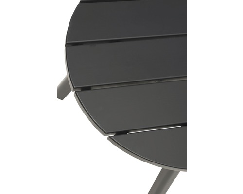 Detalj av en rund aluminiumbordsskiva för utomhusbruk.