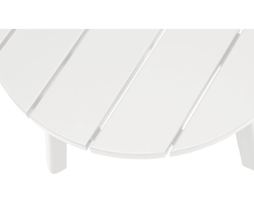 Detalj av ett runt trädgårdsbord i trä