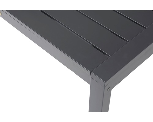 Detaljvy av ett trädgårdsbord med ribbor